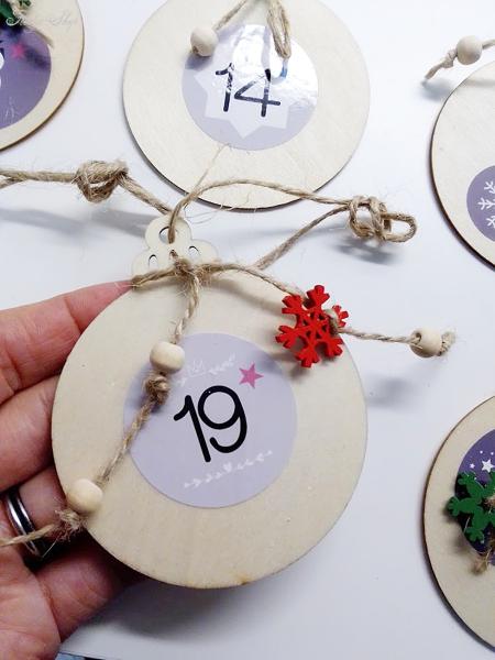 24 Weihnachtskugeln mit Zahlen und Holzdekor